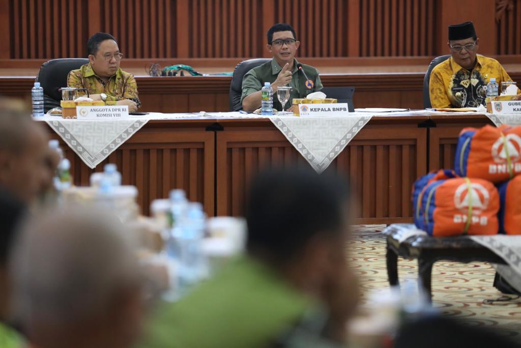 Kepala Badan Nasional Penanggulangan Bencana (BNPB) Letjen TNI Suharyanto S.Sos., M.M., memimpin Rapat Koordinasi dan Evaluasi Penanganan Karhutla di Kalimantan Selatan untuk mendukung upaya pemerintah daerah beserta seluruh jajaran forkopimda dalam mengendalikan kebakaran hutan dan lahan (karhutla) di Kalimantan Selatan pada hari Kamis (21/9).